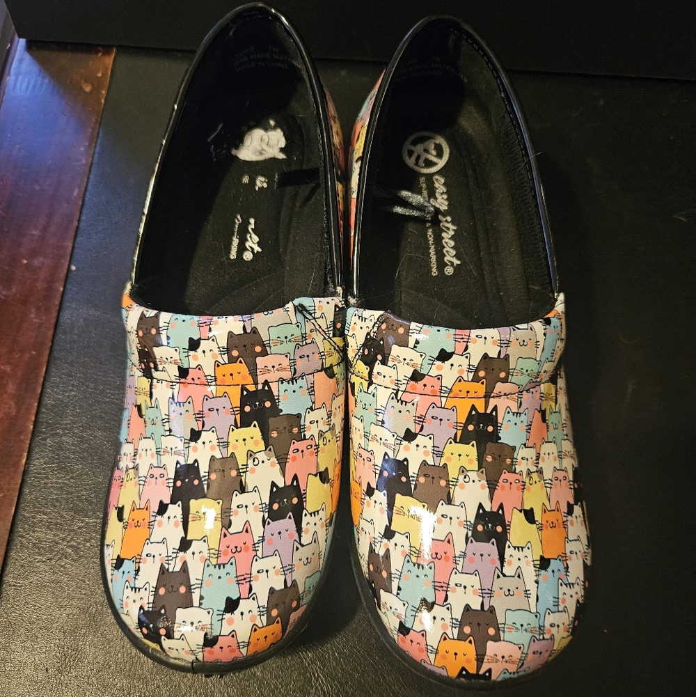 Easy Street -Non Slip Non Marking Sole Comfort Clog-Laurie Cats Size 7